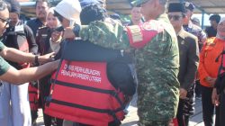 Peduli Keselamatan, Dandim 0913/PPU Bersama Forkopimda PPU Pasangkan Life Jacket