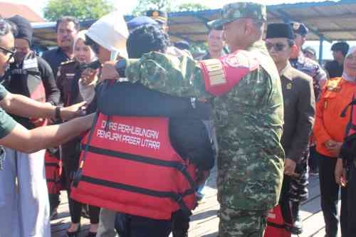 Peduli Keselamatan, Dandim 0913/PPU Bersama Forkopimda PPU Pasangkan Life Jacket Peduli Keselamatan, Dandim 0913/PPU Bersama Forkopimda PPU Pasangkan Life Jacket