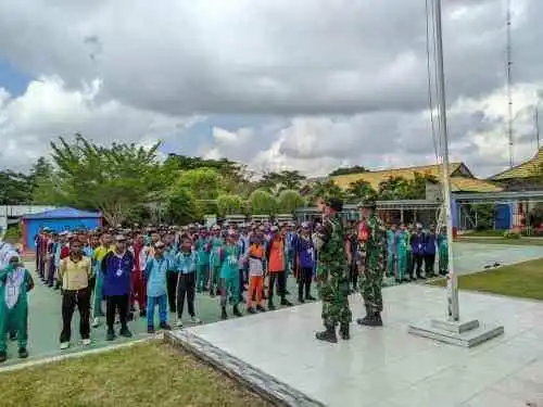Tanamkan Disiplin , Anggota Koramil 03/Babulu Berikan Bintalsik di SMKN 3 Babulu