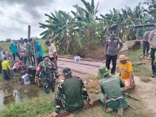 Demi Kemajuan Bersama , Koramil 03/Babulu Perbaiki Jembatan Penghubung Dua Desa
