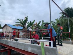 Tumbuhkan Semangat Gotong Royong, Koramil 01/Penajam Bersama Warga Laksanakan Pengecatan  Jembatan Garuda