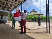 Tanamkan Jiwa Nasionalisme, Babinsa Koramil 0909-03/Anggana Latih Tata Upacara Bendera Siswa SD Muhammadiyah 1 Anggana