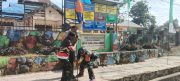 Jelang Peringatan HUT RI Ke-81, Babinsa Labangka Beserta Perangkat Desa Gotong Royong Bersihkan Lingkungan Desa Dan Pasang Umbul-Umbul