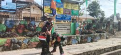 Jelang Peringatan HUT RI Ke-81, Babinsa Labangka Beserta Perangkat Desa Gotong Royong Bersihkan Lingkungan Desa Dan Pasang Umbul-Umbul