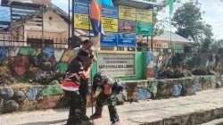 Jelang Peringatan HUT RI Ke-81, Babinsa Labangka Beserta Perangkat Desa Gotong Royong Bersihkan Lingkungan Desa Dan Pasang Umbul-Umbul