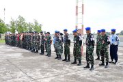 Pastikan Apron Bebas FOD, Personel Lanud Sjamsudin Noor Sisir Benda Asing Jaga Keselamatan Penerbangan Tetap Aman