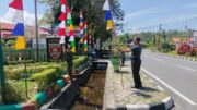 Sambut HUT Republik Indonesia Ke-81, Anggota Koramil 01/Penajam Pasang Bendera Merah Putih Dan Umbul- Umbul