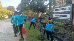 Jum’at Bersih, Koramil 02/Waru Bersama Pemerintah Setempat, Warga dan Pihak Sekolah Laksanakan Gotong Royong