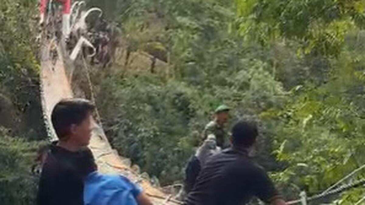 Jembatan tersebut mengalami kemiringan setelah tali sling pada sisi kiri terlepas dari pengikat utama Jembatan tersebut mengalami kemiringan setelah tali sling pada sisi kiri terlepas dari pengikat utama