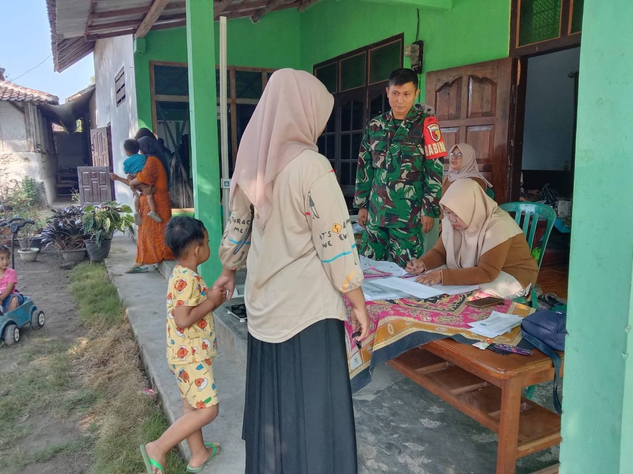 Tingkatkan Kesehatan Anak Dan Cegah Stunting, Serda Fiyan Setyadi Dampingi Posyandu ILP Di Desa Kebon Agung