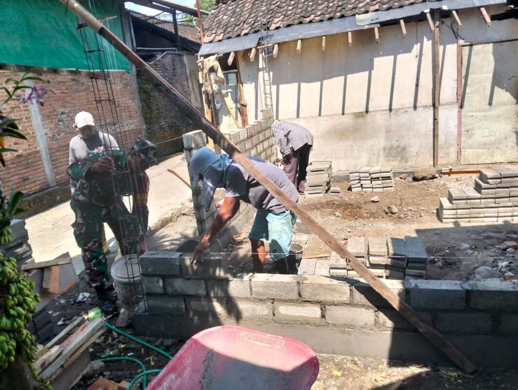 Tingkatkan Kualitas Hidup Warga, Kopka Slamet Prasetiyo Dampingi Renovasi RTLH Dan MCK Di Pakunden Tingkatkan Kualitas Hidup Warga, Kopka Slamet Prasetiyo Dampingi Renovasi RTLH Dan MCK Di Pakunden