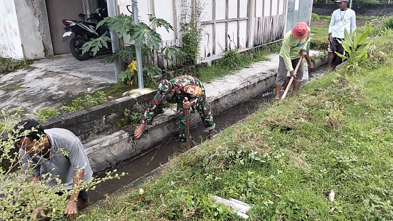 Perlancar Pasokan Air Sawah, Kopka Slamet Prasetiyo Bersama Poktan Rukun Makmur 1 Bersihkan Parit Irigasi Perlancar Pasokan Air Sawah, Kopka Slamet Prasetiyo Bersama Poktan Rukun Makmur 1 Bersihkan Parit Irigasi