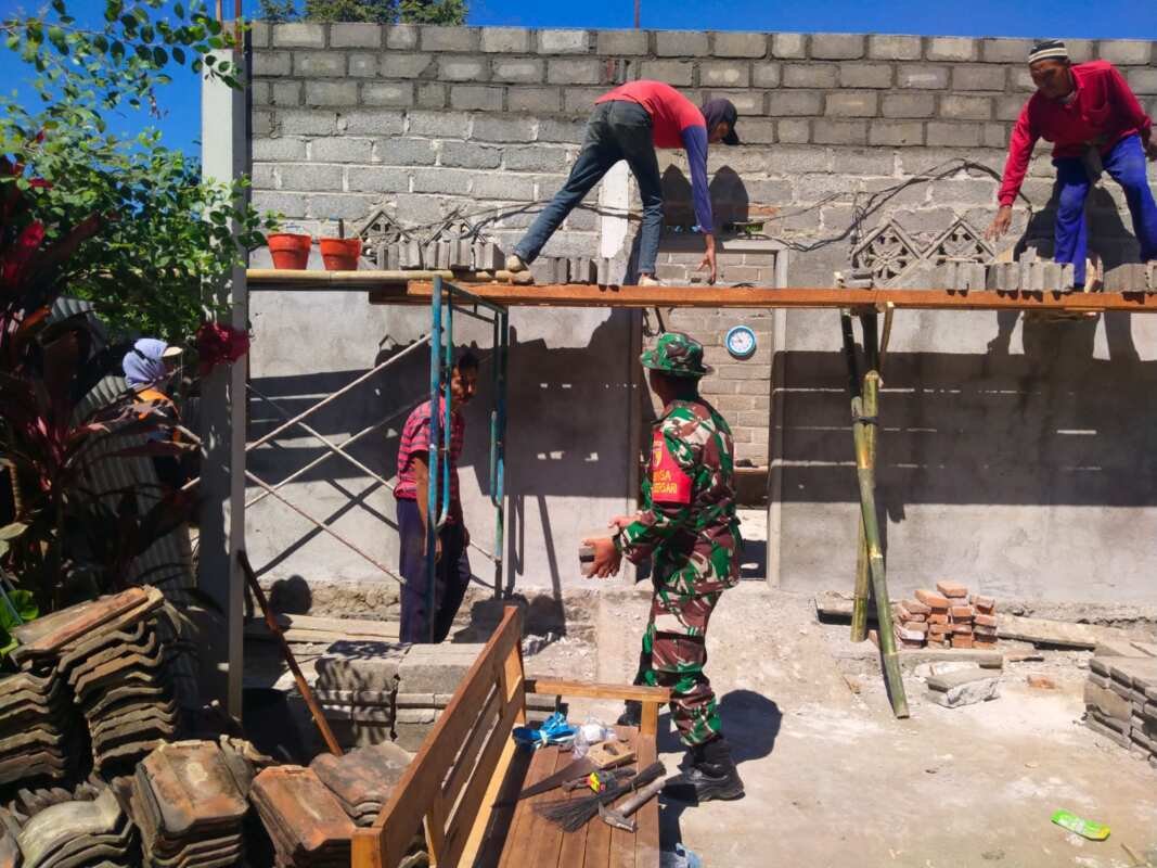 Wujud Kepedulian TNI, Babinsa Koramil Udanawu Renovasi Rumah Tak Layak Huni Milik Warga Sumbersari
