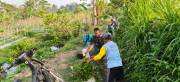 Dukung Ketahanan Pangan, Serda Nurhatib Dampingi Poktan Margo Rukun III Bersihkan Irigasi Sawah