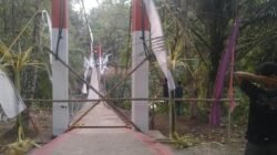 Kondisi ini menyebabkan jembatan mengalami kemiringan, namun struktur utama jembatan dipastikan tetap berada pada posisinya Kondisi ini menyebabkan jembatan mengalami kemiringan, namun struktur utama jembatan dipastikan tetap berada pada posisinya