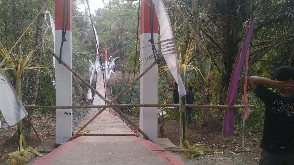 Kondisi ini menyebabkan jembatan mengalami kemiringan, namun struktur utama jembatan dipastikan tetap berada pada posisinya Kondisi ini menyebabkan jembatan mengalami kemiringan, namun struktur utama jembatan dipastikan tetap berada pada posisinya