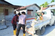 Percepatan Pembangunan RTLH, Anggota Satgas TMMD ke-129 Kodim 1505/Tidore Turunkan Material Semen