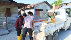 Percepatan Pembangunan RTLH, Anggota Satgas TMMD ke-129 Kodim 1505/Tidore Turunkan Material Semen Percepatan Pembangunan RTLH, Anggota Satgas TMMD ke-129 Kodim 1505/Tidore Turunkan Material Semen