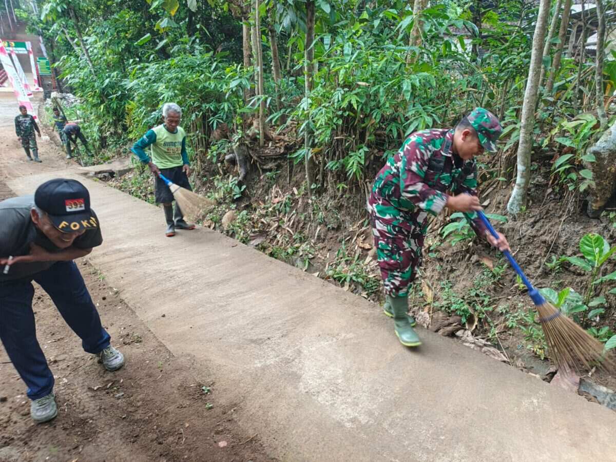 Ciptakan Lingkungan Bersih dan Sehat, Serda Suhartono Bersama Warga Banggle Gelar Kerja Bakti