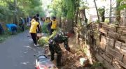 Antisipasi Kecelakaan, Koramil Wonomerto Pimpin Kerja Bakti Bersihkan Jalan Desa Kedung Supit