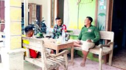Menganyam Kebersamaan di Teras Desa: Cara Babinsa Kesongo Rangkul Warga Sukseskan TMMD 129 Bojonegoro Menganyam Kebersamaan di Teras Desa: Cara Babinsa Kesongo Rangkul Warga Sukseskan TMMD 129 Bojonegoro