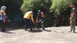 Sinergi Hijau di TMMD 129 Bojonegoro: Babinsa Kesongo dan DLH 'Keroyokan' Buat Lubang Tanam Pohon untuk Jaga Tanggul Sungai Sinergi Hijau di TMMD 129 Bojonegoro: Babinsa Kesongo dan DLH 'Keroyokan' Buat Lubang Tanam Pohon untuk Jaga Tanggul Sungai