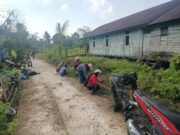 Babinsa Koramil 0908-02/Muara Badak Bersama Warga Gotong Royong Bersihkan Jalan dan Parit