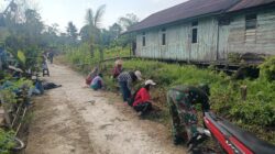 Babinsa Koramil 0908-02/Muara Badak Bersama Warga Gotong Royong Bersihkan Jalan dan Parit Babinsa Koramil 0908-02/Muara Badak Bersama Warga Gotong Royong Bersihkan Jalan dan Parit