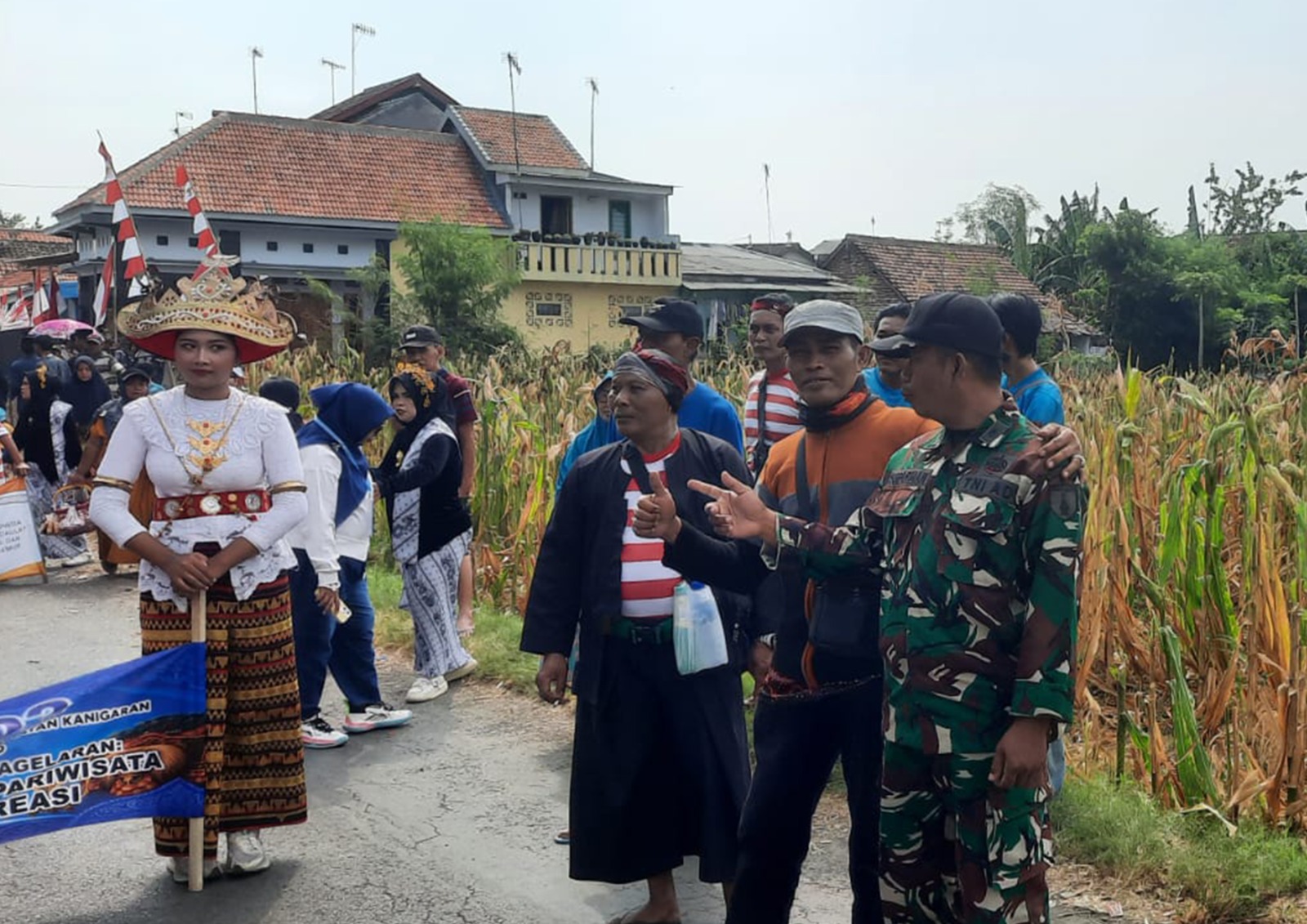 Jaga Keamanan dan Kondusivitas, Koramil Kanigaran Kawal KETAN BERKREASI di Kebonsari Wetan Jaga Keamanan dan Kondusivitas, Koramil Kanigaran Kawal KETAN BERKREASI di Kebonsari Wetan