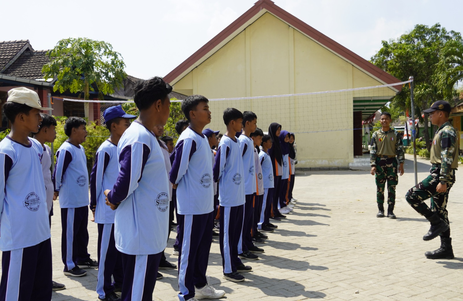 Menyemai Disiplin di Pelosok Desa: Kala Satgas TMMD 129 Bojonegoro Latih Karakter Siswa SMPN Satu Atap Kesongo Menyemai Disiplin di Pelosok Desa: Kala Satgas TMMD 129 Bojonegoro Latih Karakter Siswa SMPN Satu Atap Kesongo