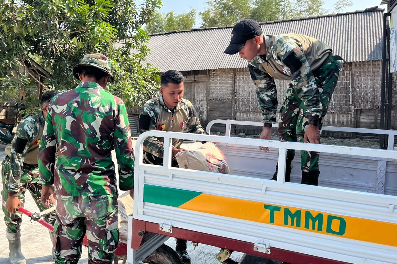 H-Minus 5 Penutupan TMMD 129 Bojonegoro: Satgas Kebut Penyelesaian Rumah Pak Kardo di Tengah Medan Sulit H-Minus 5 Penutupan TMMD 129 Bojonegoro: Satgas Kebut Penyelesaian Rumah Pak Kardo di Tengah Medan Sulit