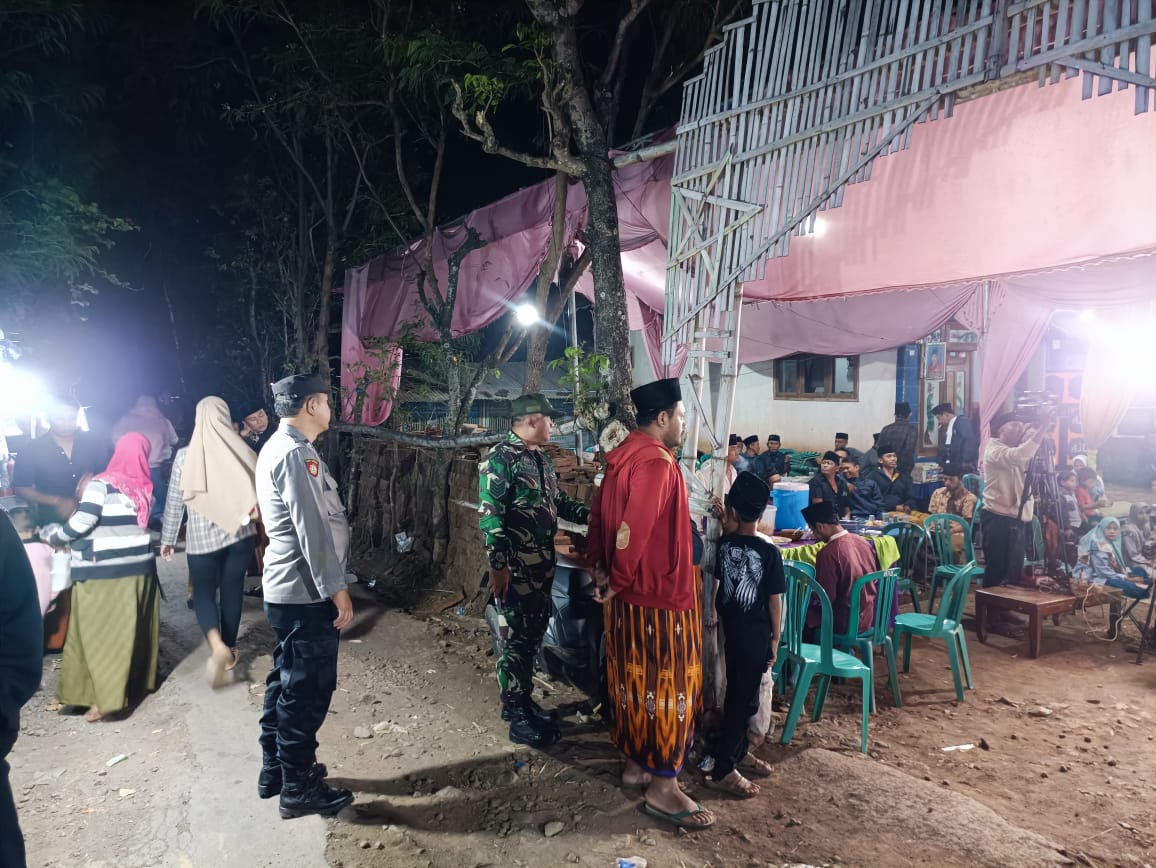 Koramil Leces Pantau Kamtibas Lewat Komsos Dan Patroli Wilayah Binaan Koramil Leces Pantau Kamtibas Lewat Komsos Dan Patroli Wilayah Binaan