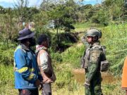 Hadir dan Bersahabat, Satgas Yonif 2 Marinir Jalin Komsos dengan Tokoh Kampung Okumetadi