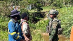 Hadir dan Bersahabat, Satgas Yonif 2 Marinir Jalin Komsos dengan Tokoh Kampung Okumetadi Hadir dan Bersahabat, Satgas Yonif 2 Marinir Jalin Komsos dengan Tokoh Kampung Okumetadi