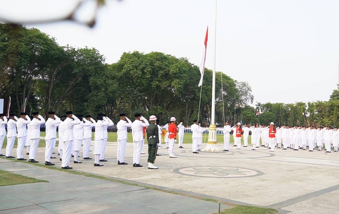 Berlangsung Khidmat: Dandim Bojonegoro Pimpin Upacara Penurunan Bendera HUT ke-81 RI Berlangsung Khidmat: Dandim Bojonegoro Pimpin Upacara Penurunan Bendera HUT ke-81 RI