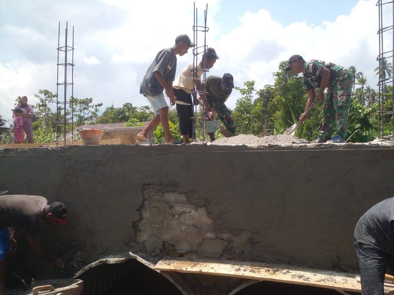 Bahu Membahu Bangun Infrastruktur, TNI dan Warga Kerjakan Jembatan Armco Desa Maidi Bahu Membahu Bangun Infrastruktur, TNI dan Warga Kerjakan Jembatan Armco Desa Maidi