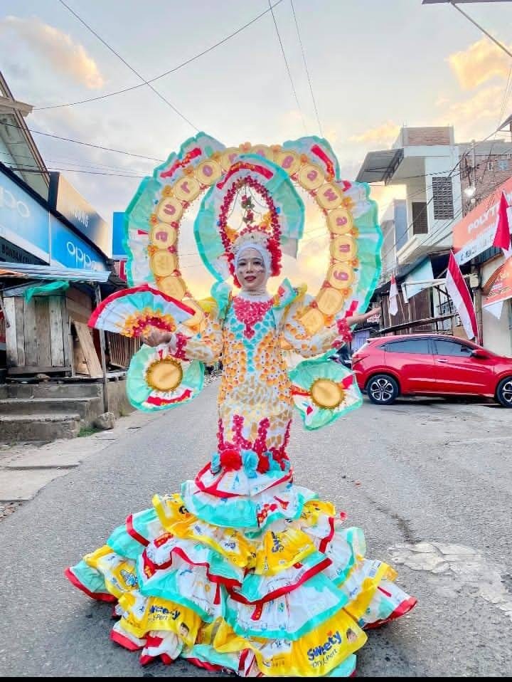 Chika Adiwarna Tampil Memukau di Karnaval HUT RI ke-81 dengan Pakaian Paling Unik Chika Adiwarna Tampil Memukau di Karnaval HUT RI ke-81 dengan Pakaian Paling Unik
