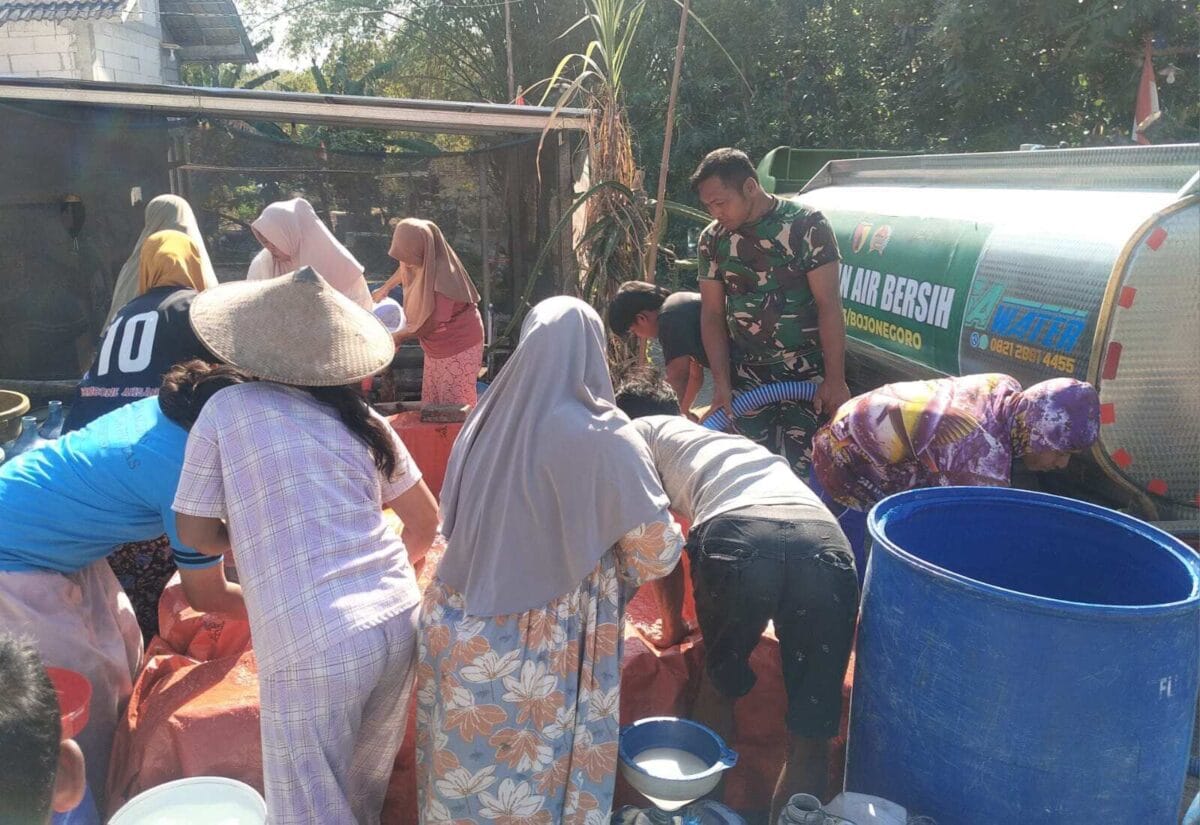Peduli, Kodim 0813 Bojonegoro Pasok 8000 Liter Air Bersih ke Warga Desa Tlogohaji