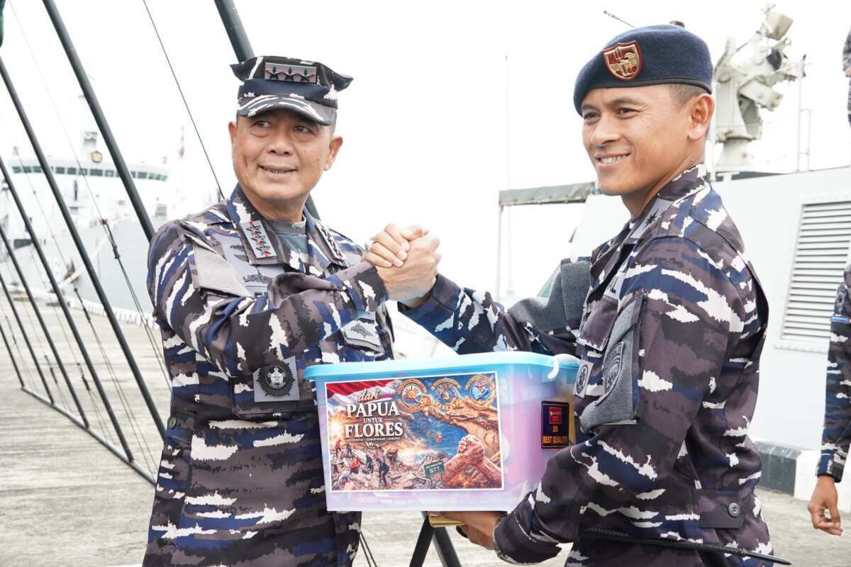 Dua KRI 626 dan 875 dari Papua Barat Daya Berlayar Bawa Bantuan Kemanusiaan untuk Korban Gempa NTT Dua KRI 626 dan 875 dari Papua Barat Daya Berlayar Bawa Bantuan Kemanusiaan untuk Korban Gempa NTT