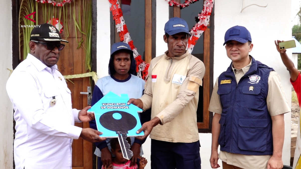 Peresmian 100 Rumah Layak Huni di Kawasan Transmigrasi Domande Peresmian 100 Rumah Layak Huni di Kawasan Transmigrasi Domande