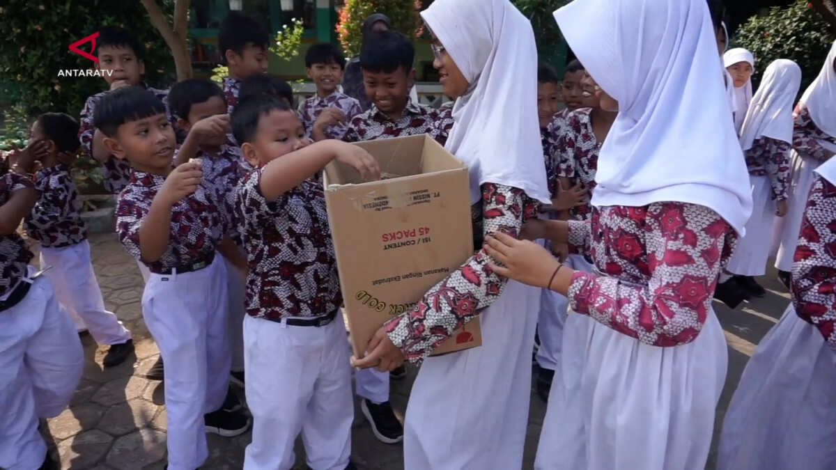 Aksi Peduli Siswa SD untuk Korban Gempa NTT Aksi Peduli Siswa SD untuk Korban Gempa NTT