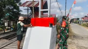 Sambut HUT Ke-81 RI, Babinsa Giripurwa dan Warga Gotong-Royong Pasang Bendera Merah Putih