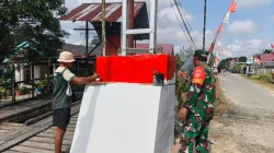Sambut HUT Ke-81 RI, Babinsa Giripurwa dan Warga Gotong-Royong Pasang Bendera Merah Putih