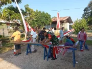 Semangat Gotong Royong Sambut HUT ke-81 RI, Babinsa Koramil 0908-01/Loktuan Bersama Warga Pasang Bendera dan Umbul-Umbul