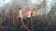 Babinsa Koramil 01/Penajam Bersama Petugas Pemadam Kebakaran dan Warga Berhasil Padamkan Si Jago Merah