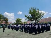 Tanamkan Disiplin Sejak Dini, Babinsa Desa Suka Damai Latih PBB Siswa SMPN 3 Muara Badak