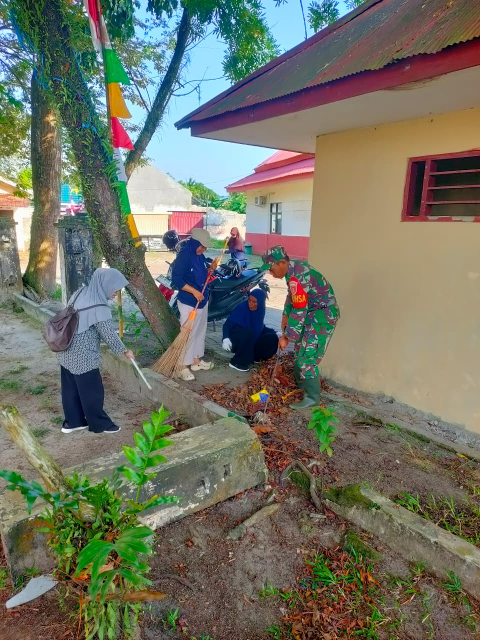 Babinsa dan Kelurahan Penajam Bersinergi Bersihkan Lingkungan Lewat Gotong Royong Babinsa dan Kelurahan Penajam Bersinergi Bersihkan Lingkungan Lewat Gotong Royong