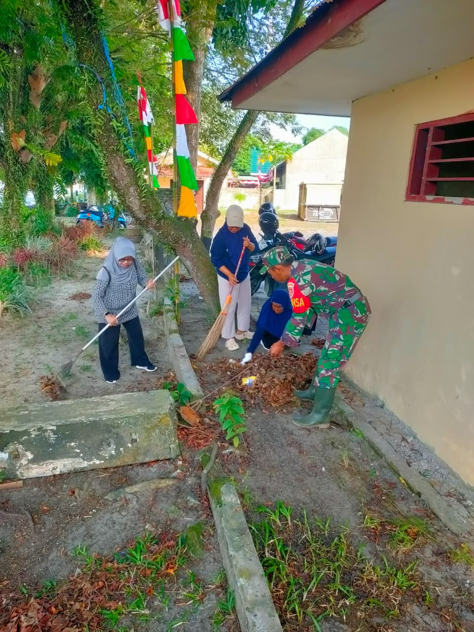 Babinsa dan Kelurahan Penajam Bersinergi Bersihkan Lingkungan Lewat Gotong Royong Babinsa dan Kelurahan Penajam Bersinergi Bersihkan Lingkungan Lewat Gotong Royong