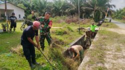 Jum’at Bersih Bersama Warga, Babinsa Sidorejo Gotong Royong Bersihkan Parit