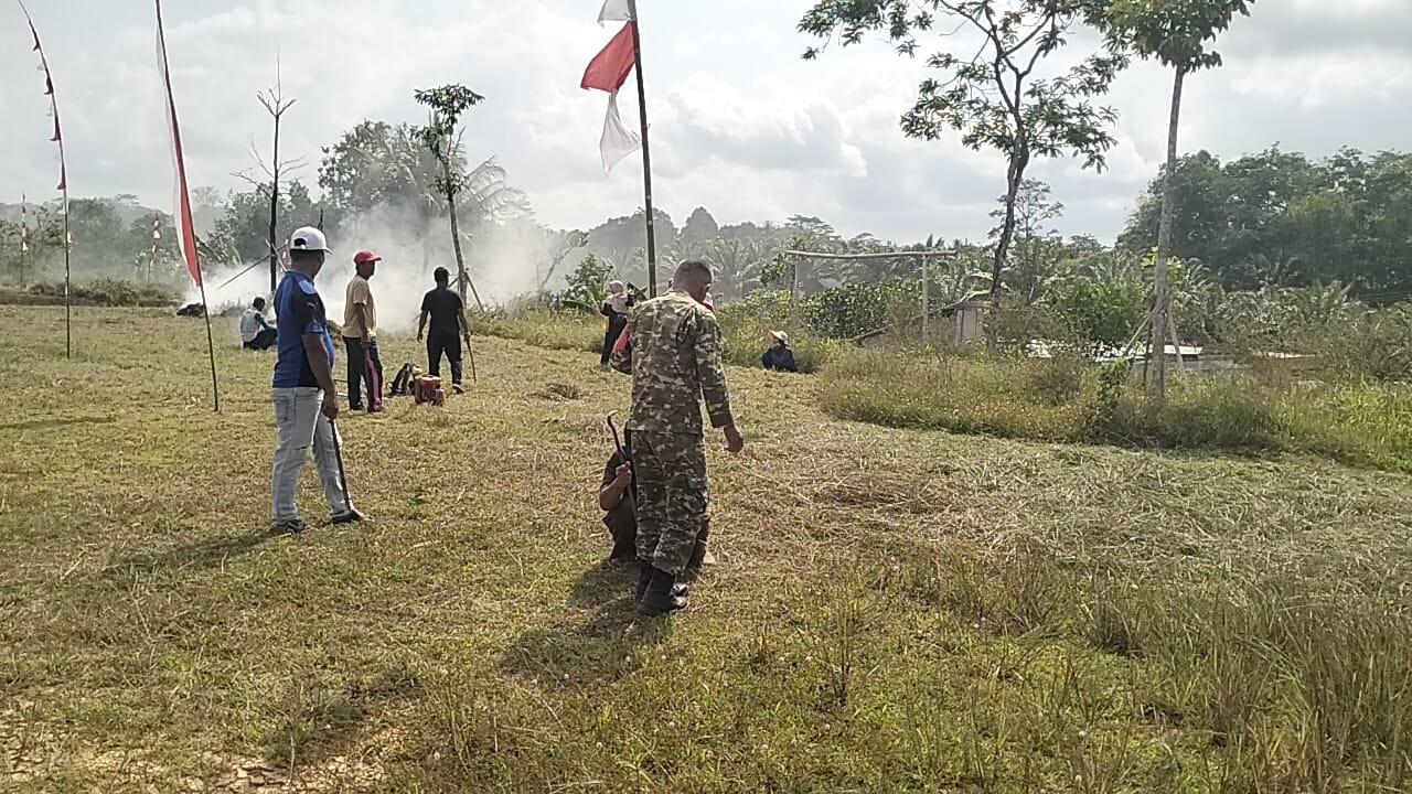 Sambut HUT RI Ke-81, Babinsa berserta Warga Bersihkan Lapangan Rajawali Sambut HUT RI Ke-81, Babinsa berserta Warga Bersihkan Lapangan Rajawali